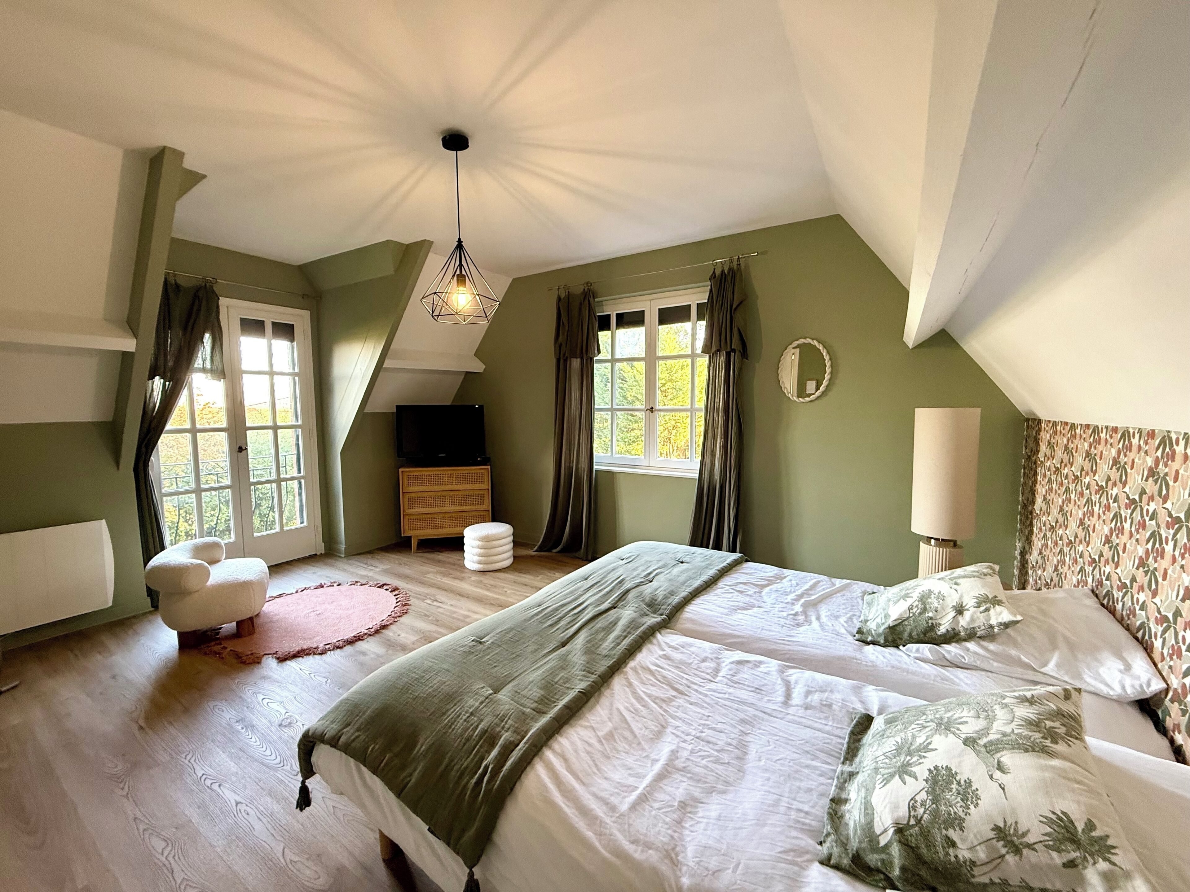 6 bedrooms, iron/ironing board, travel cot, WiFi