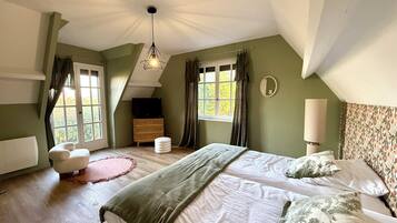 6 bedrooms, iron/ironing board, travel crib, WiFi