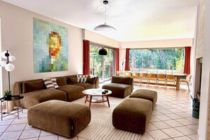 Unclassified image, 2 of 44, button