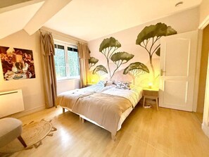 Unclassified image, 5 of 44, button