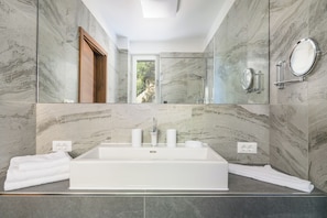 Shower, hair dryer, towels - VILLA BY THE SEA (Ljubljeva)