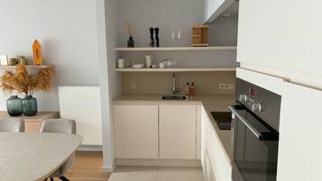 Wasserkocher mit Kaffee-/Teezubehör, Kühlschrank, Mikrowelle, Ofen