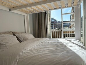 2 habitaciones, tabla de planchar con plancha y cuna de viaje 