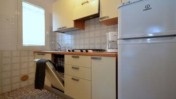 Kühlschrank, Mikrowelle, Herdplatte, Geschirrspüler