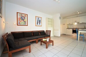 TV - Peaceful villa hideaway with jacuzzi (Lignano Sabbiadoro)