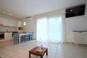 Fridge, microwave, stovetop, dishwasher - A peaceful villa hideaway with a beautiful green garden and jacuzzi (Lignano Sabbiadoro)