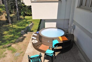 Terrace/patio - A peaceful villa hideaway with a beautiful green garden and jacuzzi (Lignano Sabbiadoro)