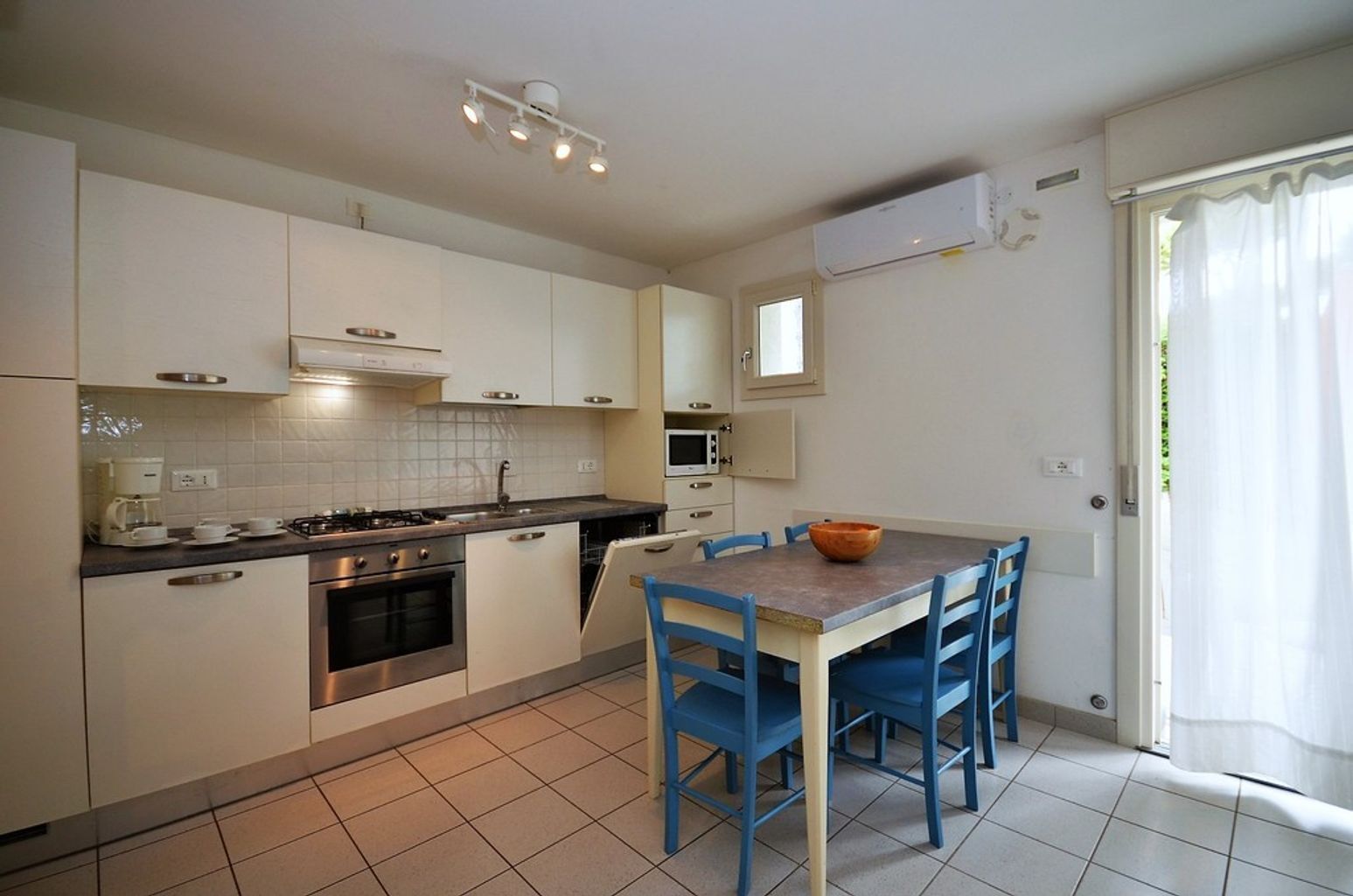 Geladeira, micro-ondas, cooktop, lava-louças