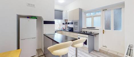 Kylskåp, mikrovågsugn, ugn och spishäll