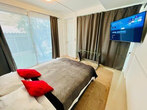 Habitación básica, 1 cama Queen size | Escritorio, tabla de planchar con plancha, wifi gratis y ropa de cama