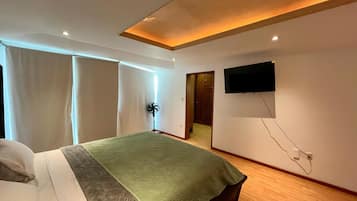 Deluxe Room | Desk, iron/ironing board, free WiFi, bed sheets