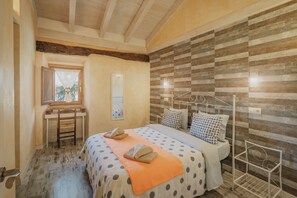 3 slaapkamers, een strijkplank/strijkijzer, beddengoed