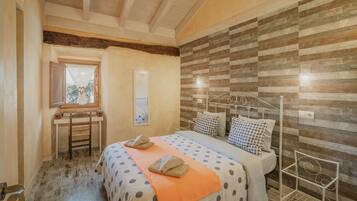 3 slaapkamers, een strijkplank/strijkijzer, beddengoed