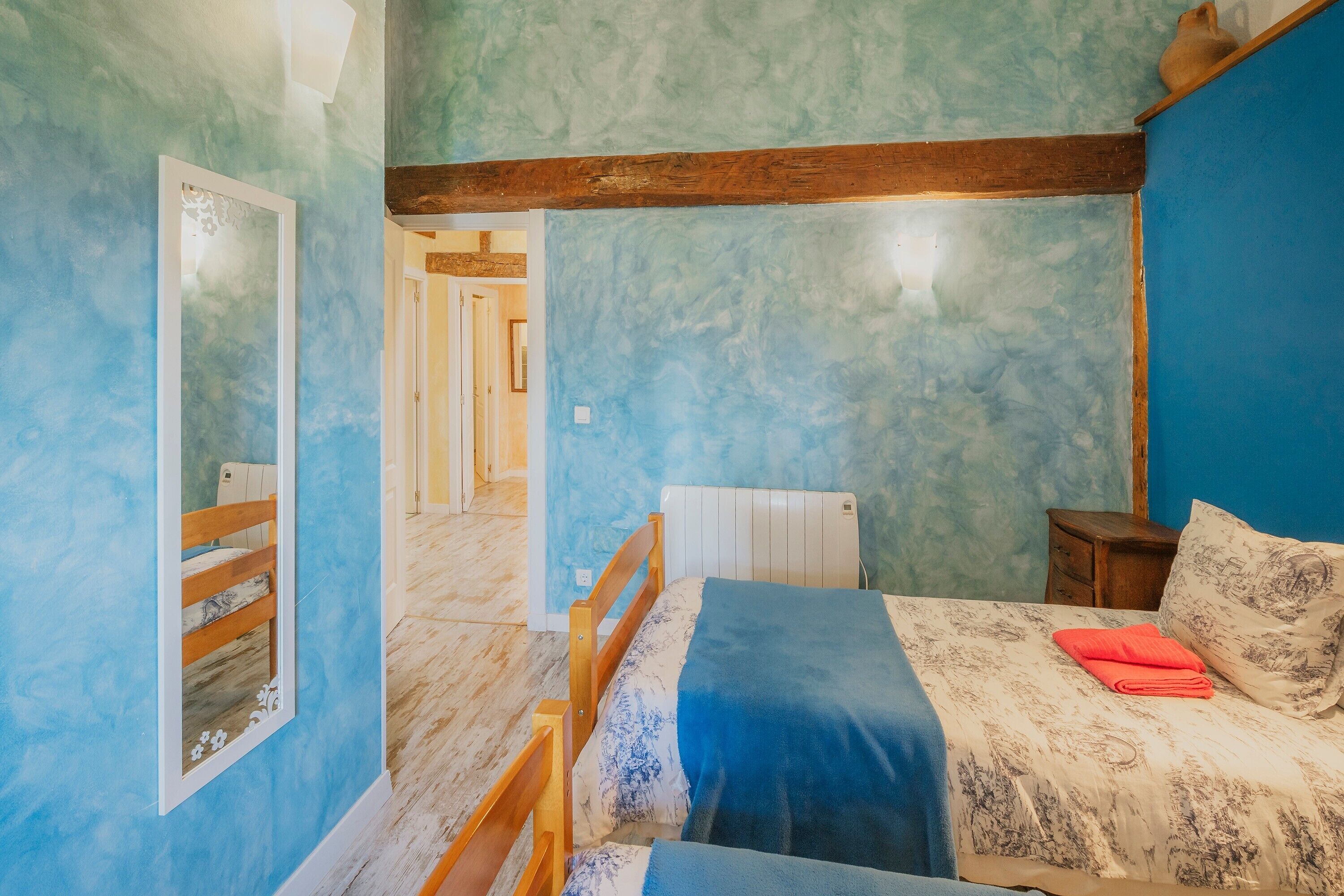 3 dormitorios, tabla de planchar con plancha, ropa de cama