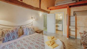 3 dormitorios, tabla de planchar con plancha, ropa de cama