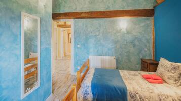 3 dormitorios, tabla de planchar con plancha, ropa de cama