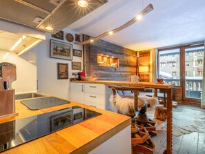 Une cuisine moderne avec un plan de travail en bois, des appareils électroménagers intégrés et une décoration de style rustique.