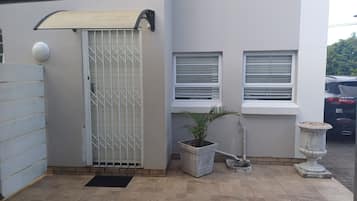 Apartment, 2 Bedrooms, Smoking, Balcony | Property grounds