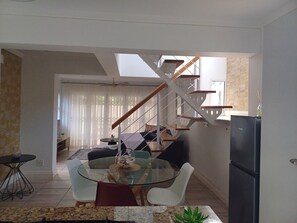 Leilighet, 2 soverom, røyk, balkong | Oppholdsrom