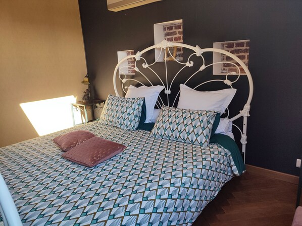 4 bedrooms, iron/ironing board, WiFi, bed sheets