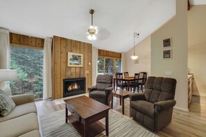 Smart TV, fireplace - Harbor Cove #14, Near Skiing, Golf & Downtown (Harbor Spings)