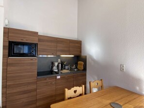 Kjøleskap, mikrobølgeovn, kokeplater og oppvaskmaskin