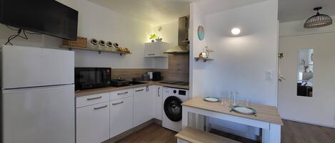 Réfrigérateur, four à micro-ondes, surface de cuisson, cafetiÚre-théiÚre