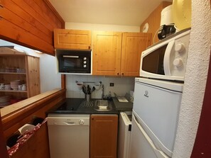 Fridge, microwave, oven, dishwasher - Studio in resort with south balcony, near lifts, Wi-Fi, free parking (Valfréjus)