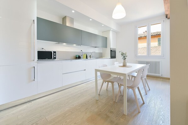 Kylskåp, mikrovågsugn, ugn och spishäll