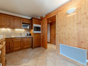 Fridge, microwave, oven, dishwasher - Comfortable 3-bedroom apartment for 6 in Méribel, with Wifi (Méribel)