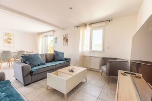 Living area - Zenith d'Auvergne pool house in Clermont Ferrand, ideal for families (La Roche-Blanche)