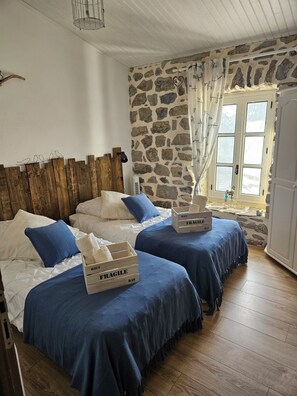 4 bedrooms, iron/ironing board, WiFi, bed sheets