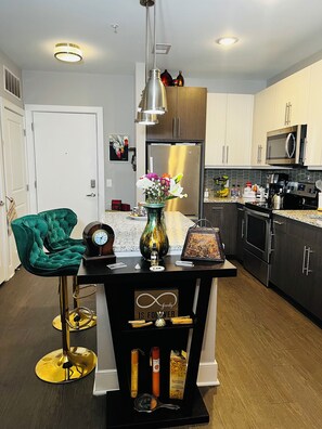Fridge, microwave, oven, stovetop - Charming 1-BR Apt/ 12 min to DCA, Old-Town, Capitol Hill/Long-Term Ready (Alexandria)
