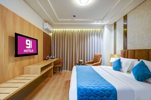Desk, laptop workspace, soundproofing, iron/ironing board - Hotel 91 Huda Premier (Gurugram)