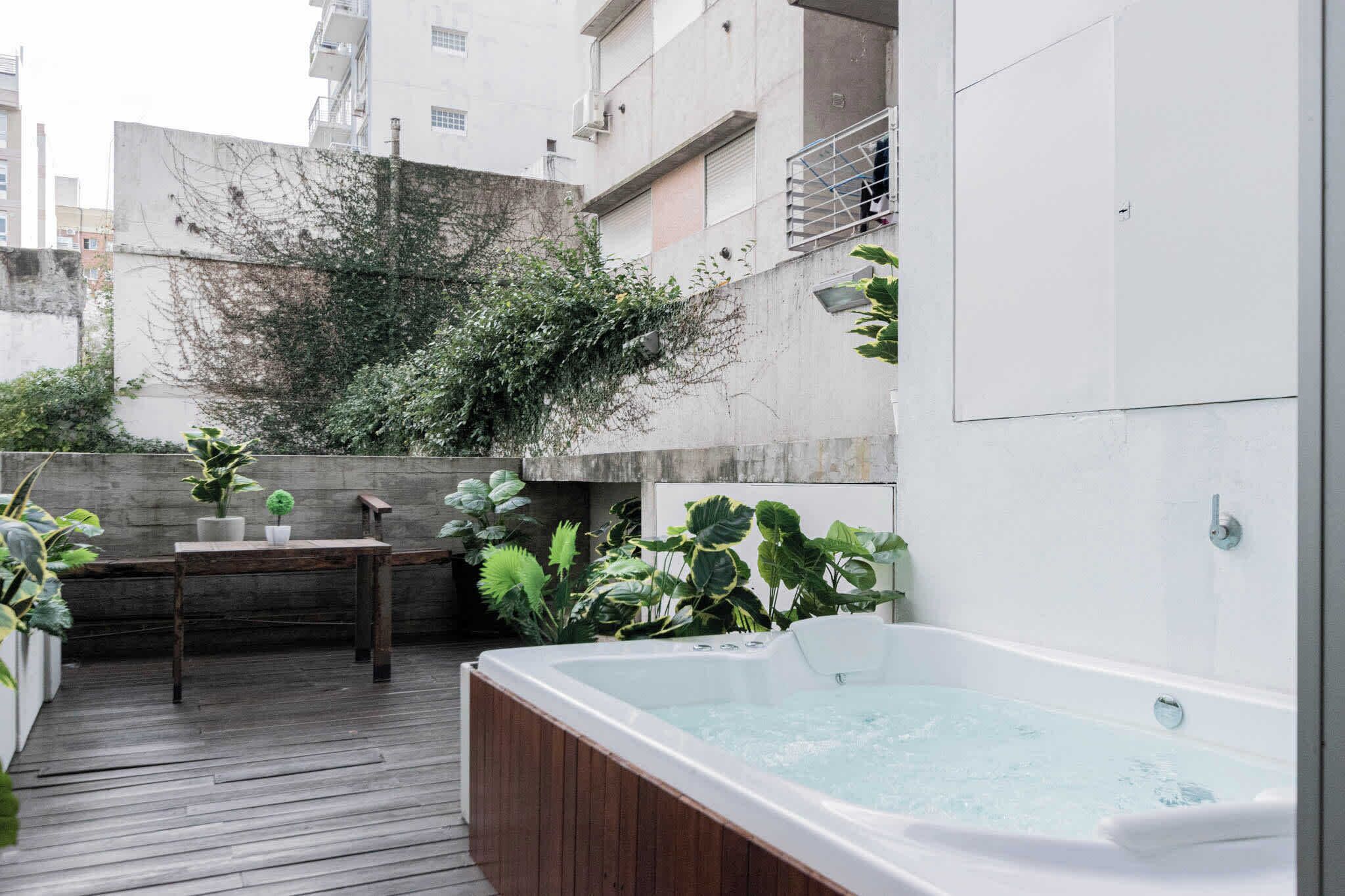 Bañera de hidromasaje al aire libre