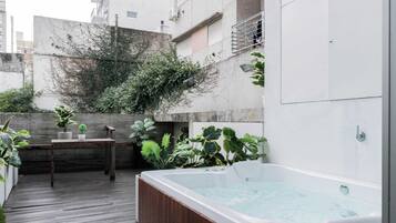 Bañera de hidromasaje al aire libre