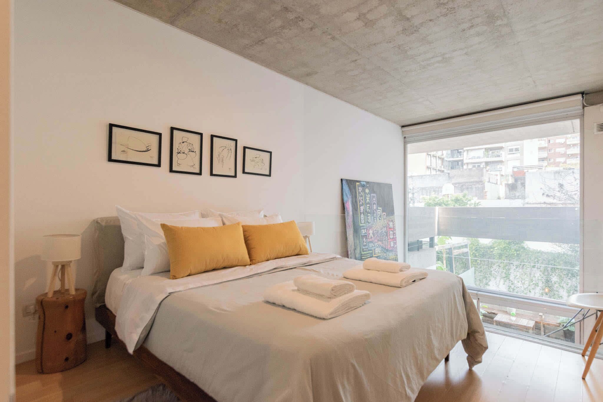 1 dormitorio, escritorio, tabla de planchar con plancha y wifi