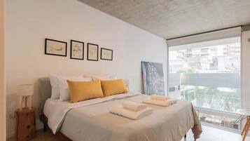 1 dormitorio, escritorio, tabla de planchar con plancha y wifi
