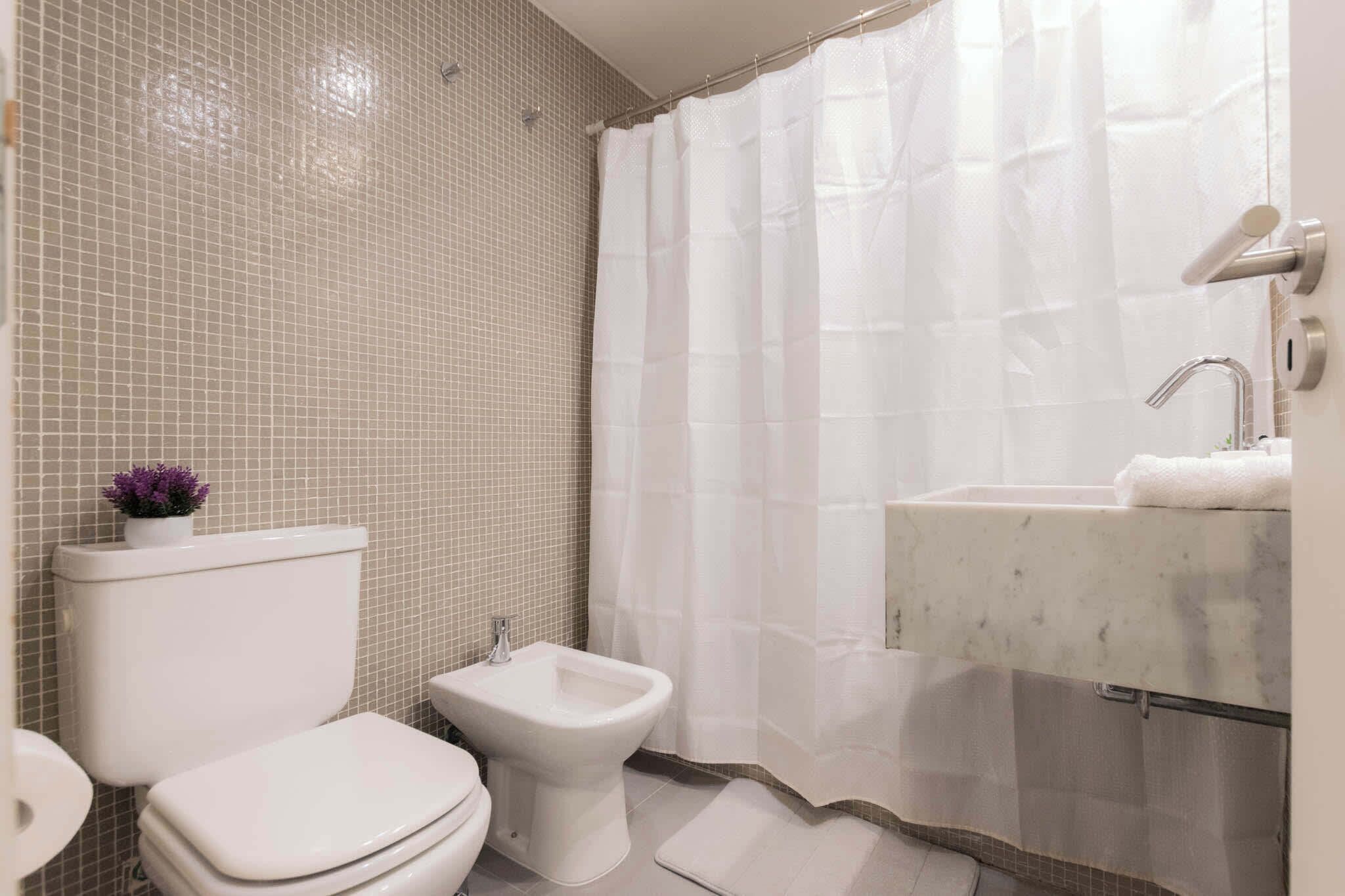 Ducha, secador de pelo, toallas y champú