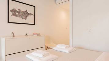 1 dormitorio, escritorio, tabla de planchar con plancha y wifi