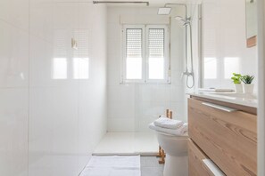 Douche, sèche-cheveux