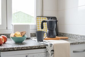 Wasserkocher mit Kaffee-/Teezubehör, Kühlschrank, Mikrowelle, Herdplatte