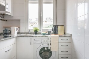 Jääkaappi, mikroaaltouuni, liesi, kahvin-/teenkeitin