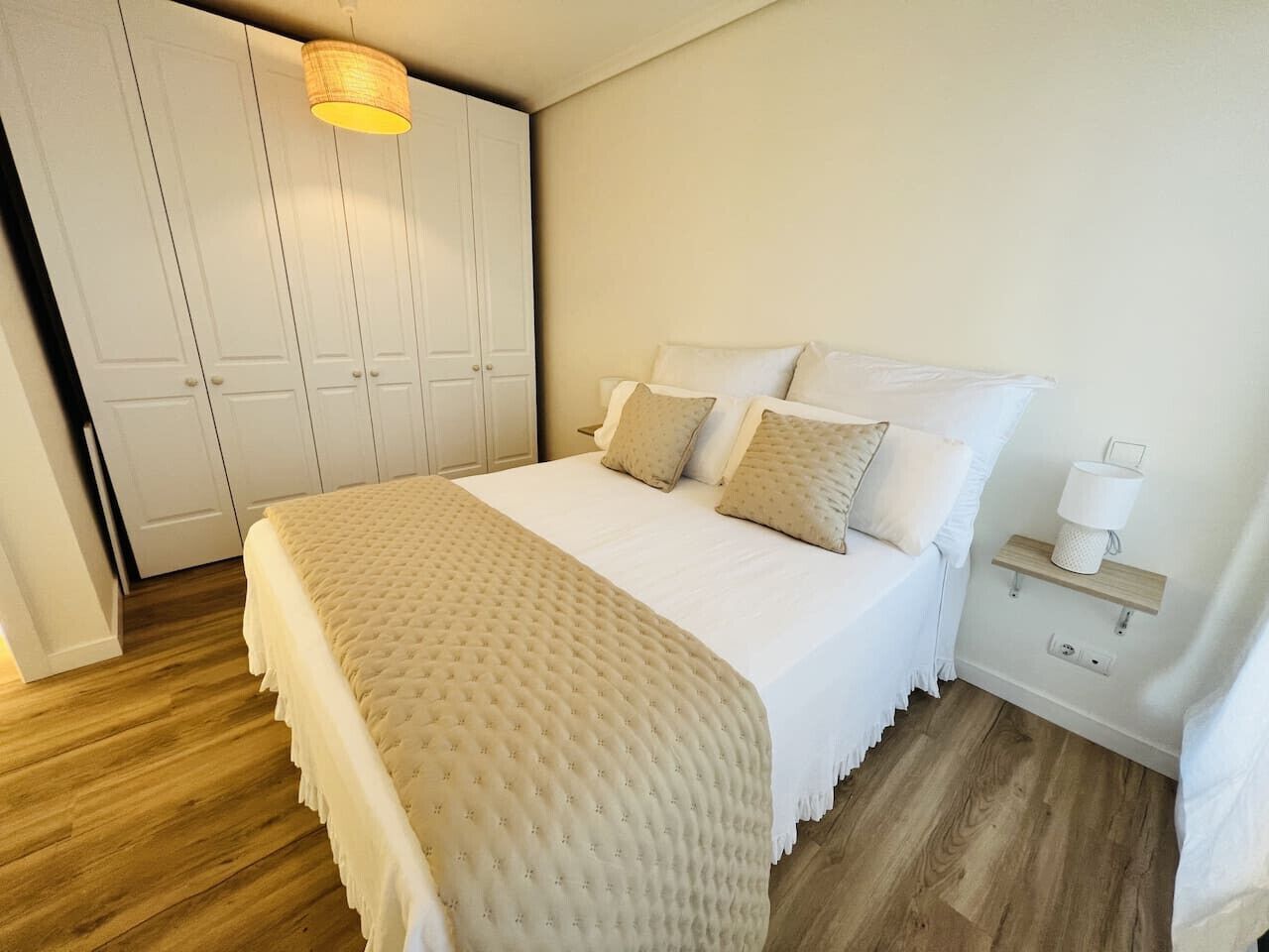 2 habitaciones, escritorio, tabla de planchar con plancha y wifi 