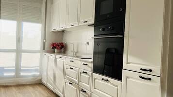 Coffee/tea maker, fridge, microwave, oven