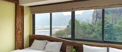 Dormitorio condiviso familiare, vista piscina | Minibar con snack e bevande gratuite, insonorizzazione, Wi-Fi gratuito