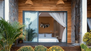 A bedroom with a large window, a bed, and a view of the outdoors. - AiLee Villa & Hotel Tamcoc (Nam Hoa Lu)