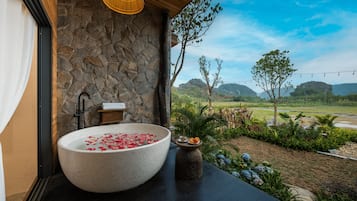 Luxury Double Room, Garden View | Bathroom | Shower, hair dryer, slippers, bidet