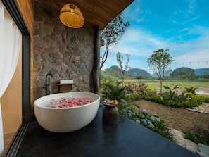 Luxury Double Room, Garden View | Bathroom | Shower, hair dryer, slippers, bidet