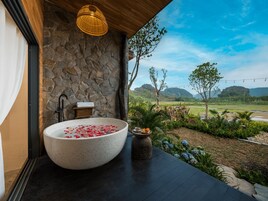 奢华双人房, 花园景观 | 浴室 | 淋浴设施、吹风机、拖鞋、坐浴桶